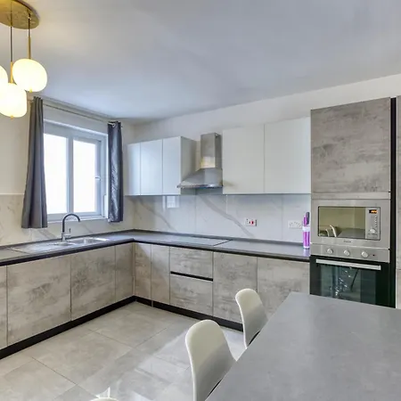 Апартаменты Stylish 3br In The Centre Of St Julian With Wifi By 360 Estates *