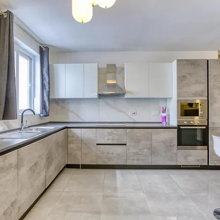Stylish 3br In The Centre Of St Julian With Wifi By 360 Estates Apartmán *